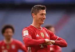 九游- 莱万多夫斯基与40激战中国队分钟，重返赛场胜负难料！，Doinb焦点对战观众掌声雷动