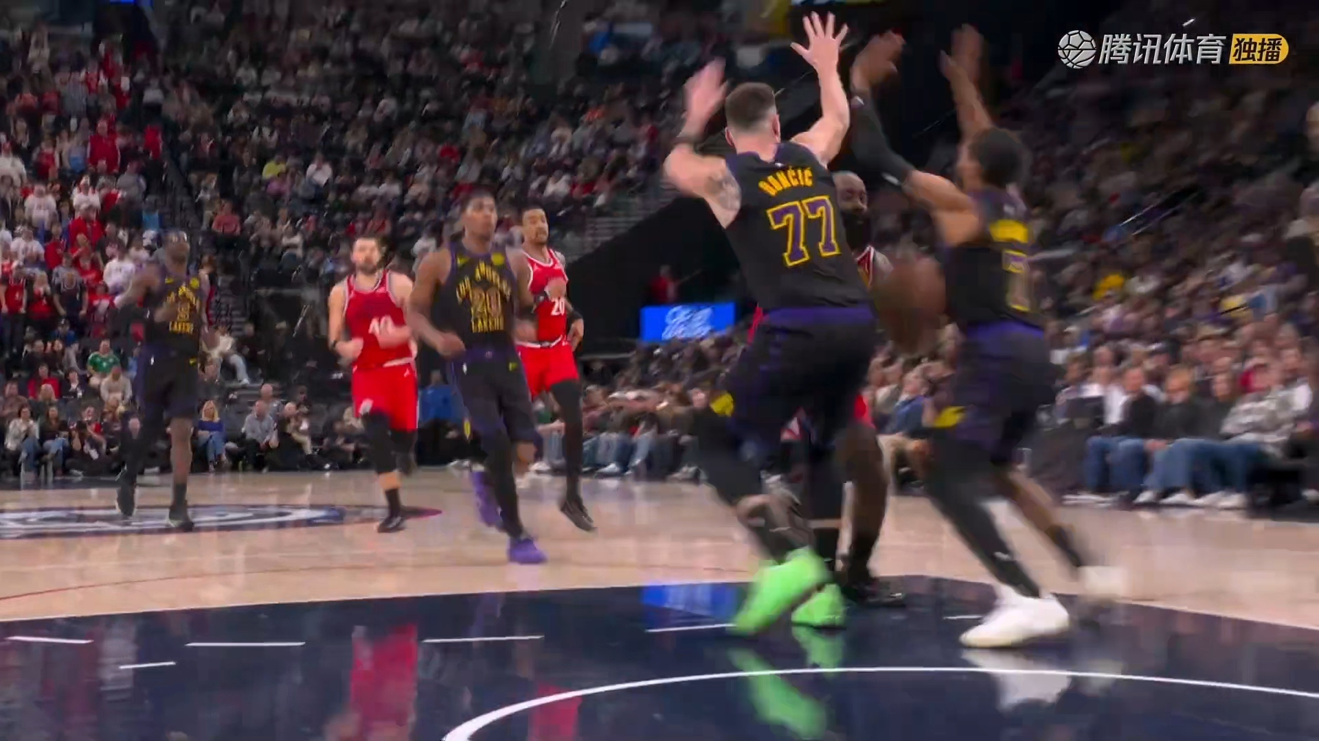 九游体育-哈登回归赛场，比分优势明显首场状态亮眼，湖人观众沸腾！的简单介绍