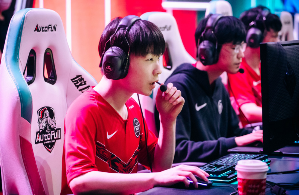 九游娱乐-关于Scout爆冷击败西班牙队，挺进下一轮引爆全场！的信息